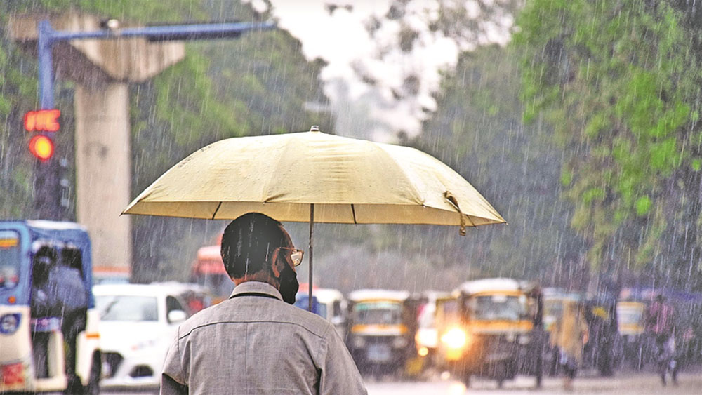 मौसम विभाग के अनुसार उत्तर व दक्षिण छत्तीसगढ़ के कुछ क्षेत्रों में तो भारी बारिश की संभावना