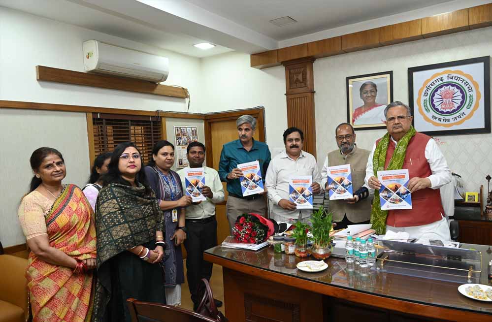 विधानसभा अध्यक्ष डॉ रमन सिंह ने पीआरएसआई कांफ्रेंस ब्रोशर का किया विमोचन,  डॉ पाठक ने किया अभिनंदन