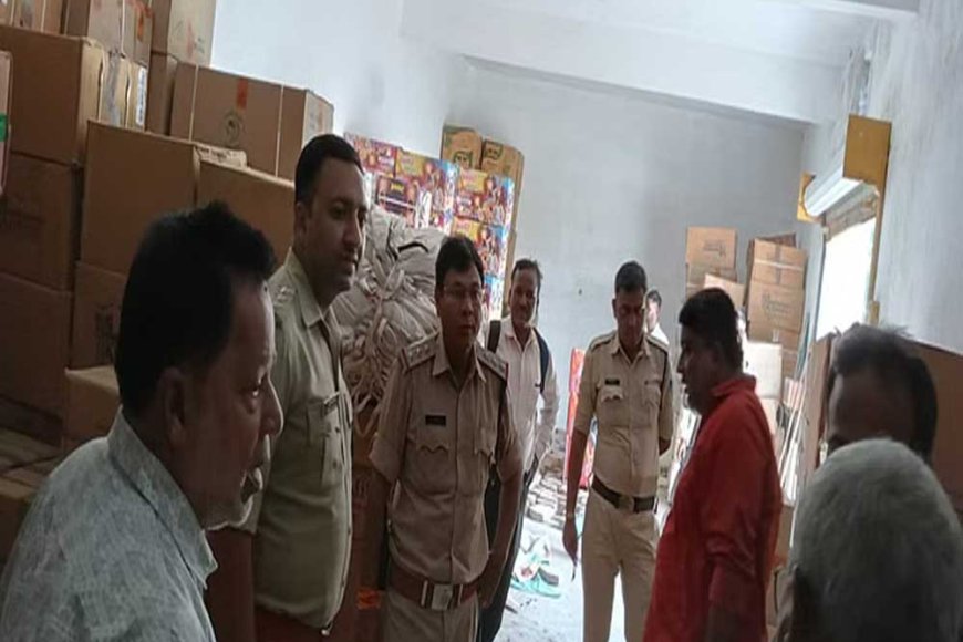 अवैध पटाखे मिलने पर उज्जैन में गोदाम सील, प्रशासन और पुलिस की टीम ने 7 गोदामों पर डाले छापे, फैक्ट्री में भी चेकिंग