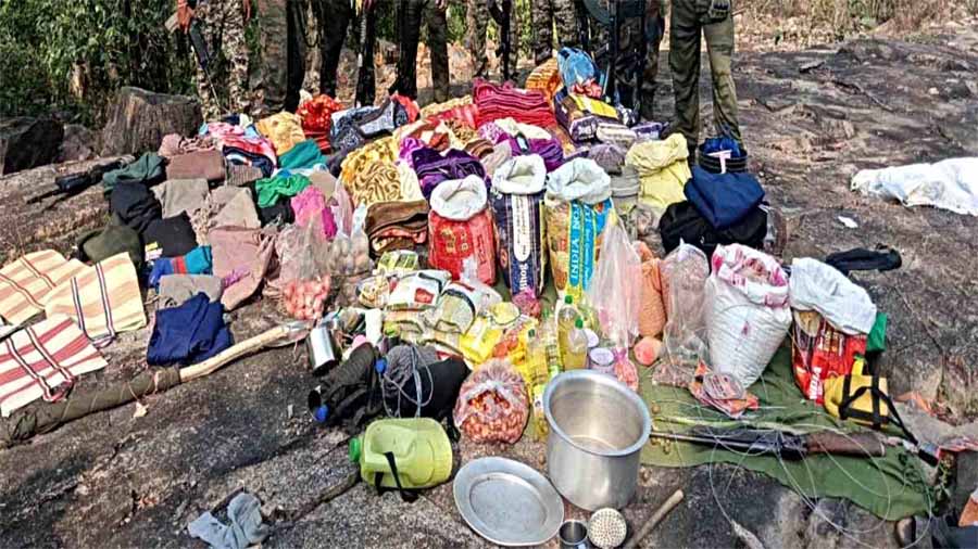 गरियाबंद में नक्सलियों के खिलाफ गस्त में मिली बड़ी सफलता, सिंगल शॉट रायफल और नक्सल सामग्री बरामद