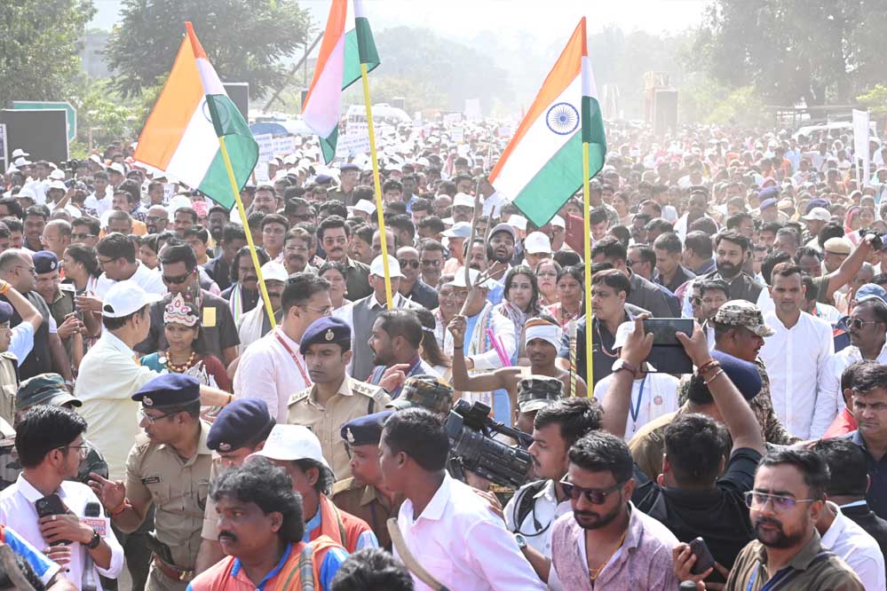 माटी  के वीर के नाम से शुरू पदयात्रा  में केंद्रीय मंत्री श्री मनसुख मांडविया और मुख्यमंत्री श्री विष्णुदेव साय कर रहे  हैं पदयात्रा