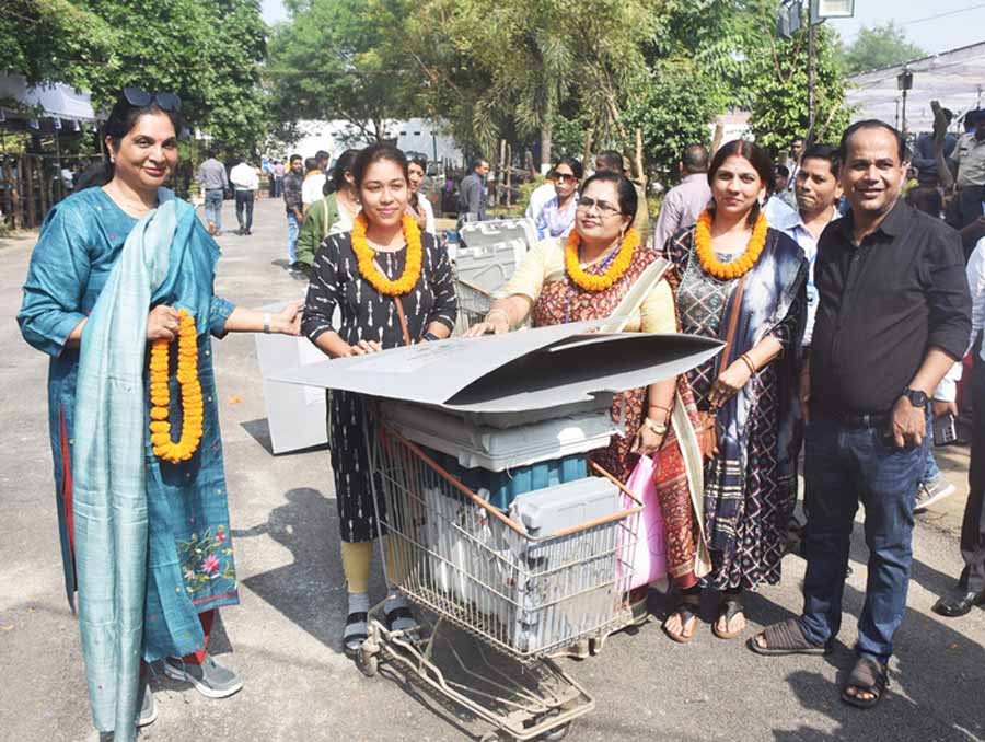 प्रशासन व राजनीतिक दलों ने अपने स्तर पर झोंकी ताकत